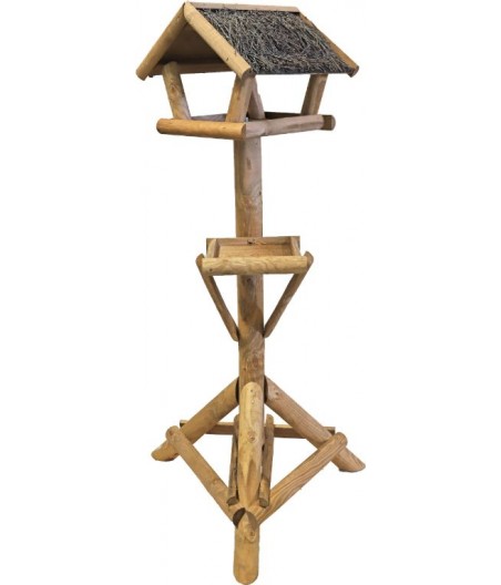 Voederhuis bruin met tenen dak en voederplateau.